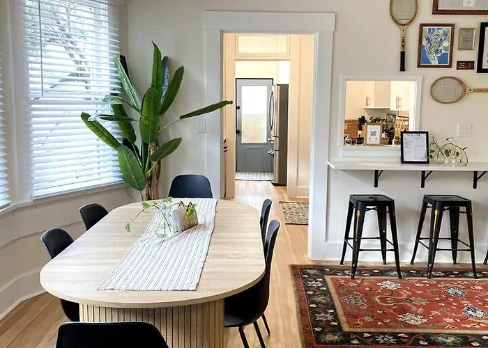 Holiday home Renovated Historic Gem • Walk To Uofa • Sleeps 8 Tucson