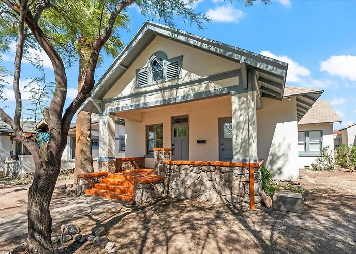 Renovated Historic Gem • Walk To Uofa • Sleeps 8 Holiday home