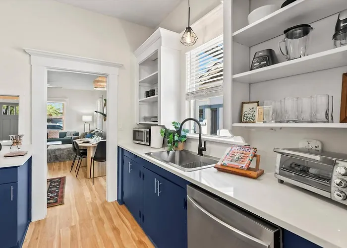Renovated Historic Gem • Walk To Uofa • Sleeps 8 * Tucson