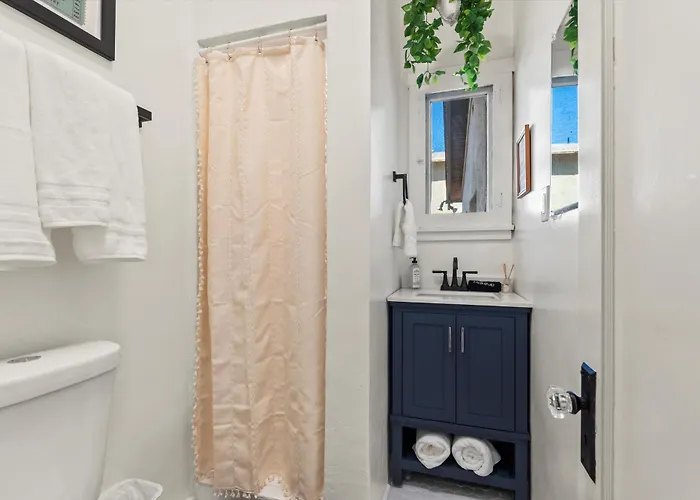 Renovated Historic Gem • Walk To Uofa • Sleeps 8 Holiday home *