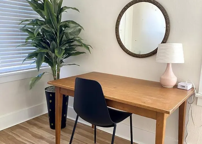 Renovated Historic Gem • Walk To Uofa • Sleeps 8 Holiday home *