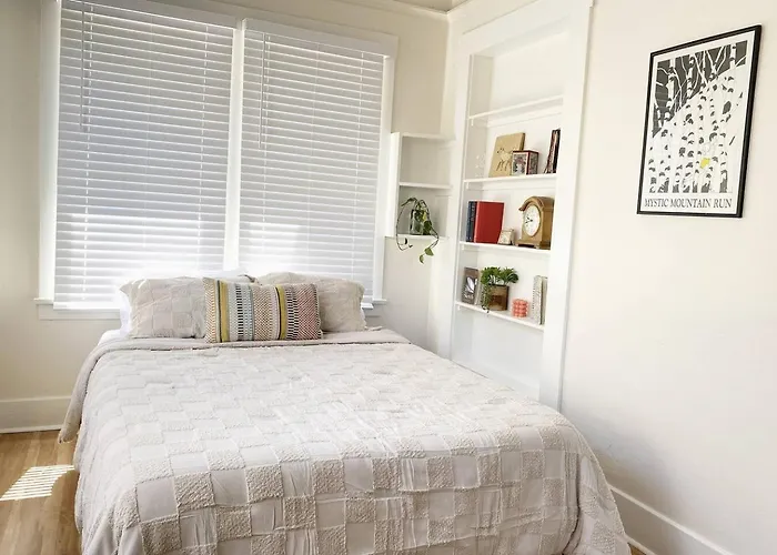 Renovated Historic Gem • Walk To Uofa • Sleeps 8 Holiday home *