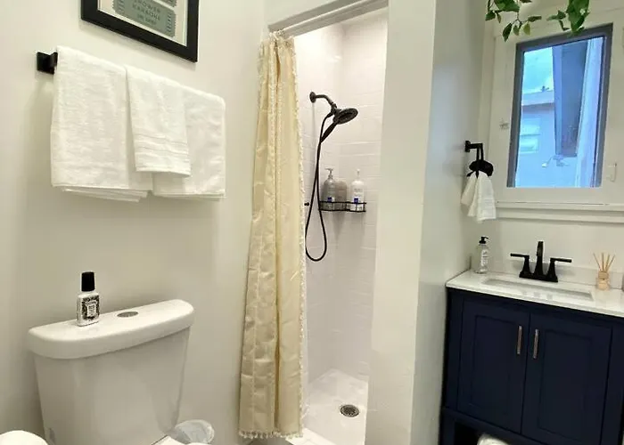 Holiday home Renovated Historic Gem • Walk To Uofa • Sleeps 8