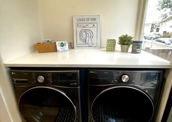 Renovated Historic Gem • Walk To Uofa • Sleeps 8