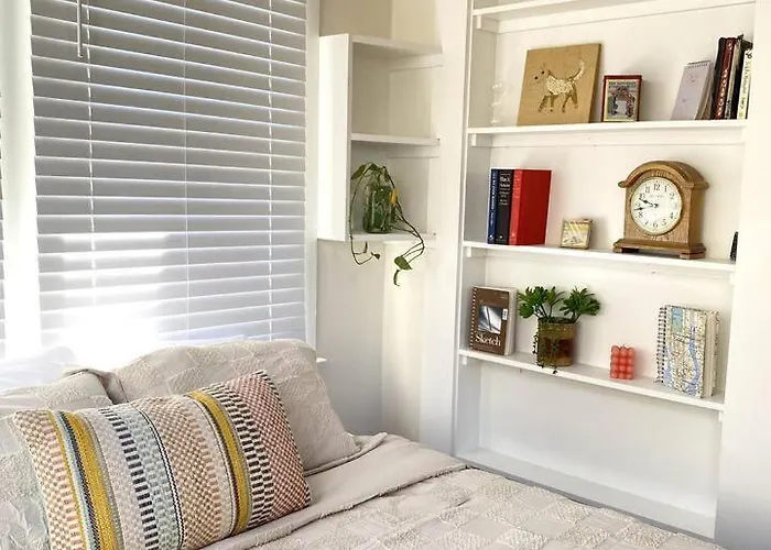 Renovated Historic Gem • Walk To Uofa • Sleeps 8 Holiday home