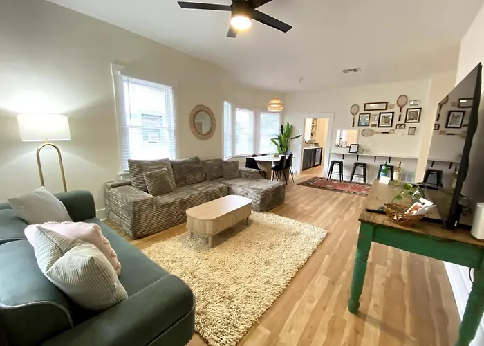 Holiday home Renovated Historic Gem • Walk To Uofa • Sleeps 8