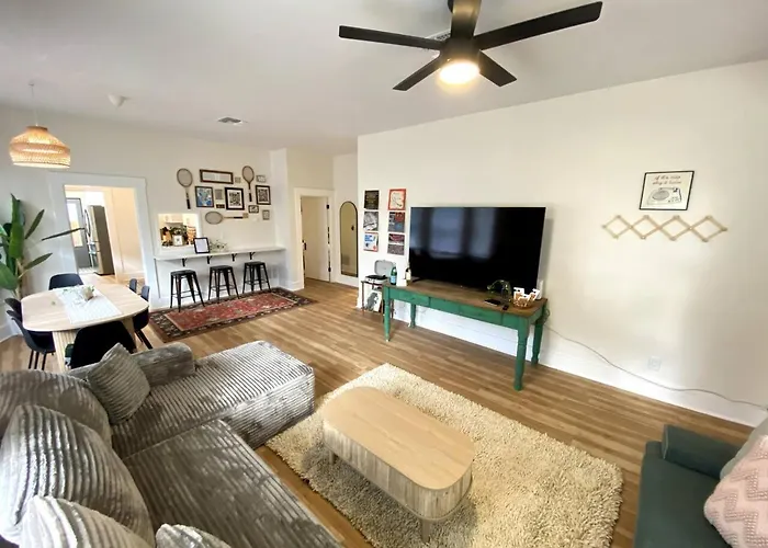 Renovated Historic Gem • Walk To Uofa • Sleeps 8 *