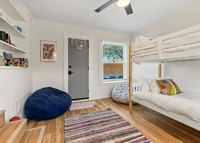 Holiday home Renovated Historic Gem • Walk To Uofa • Sleeps 8 *