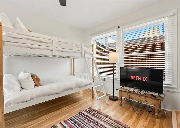Renovated Historic Gem • Walk To Uofa • Sleeps 8 *