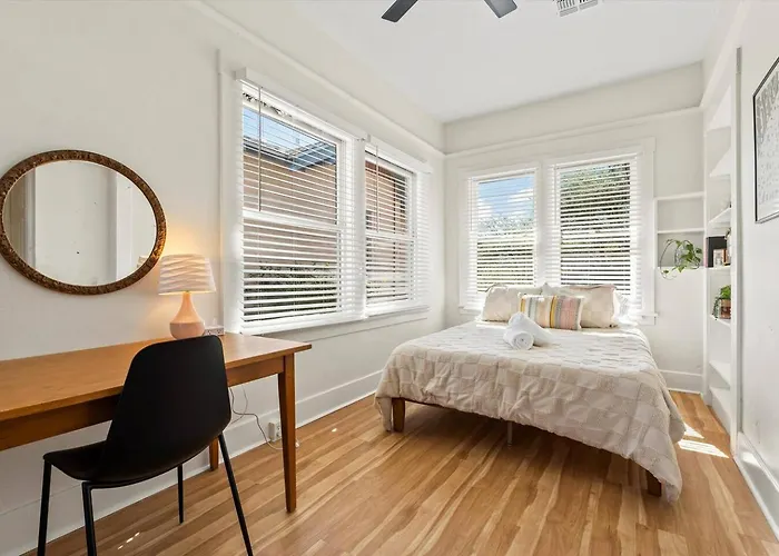 Holiday home Renovated Historic Gem • Walk To Uofa • Sleeps 8 Tucson