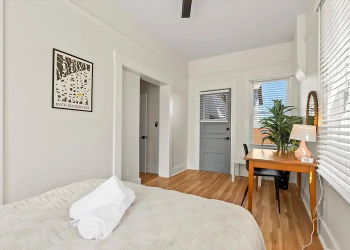 Renovated Historic Gem • Walk To Uofa • Sleeps 8 Holiday home