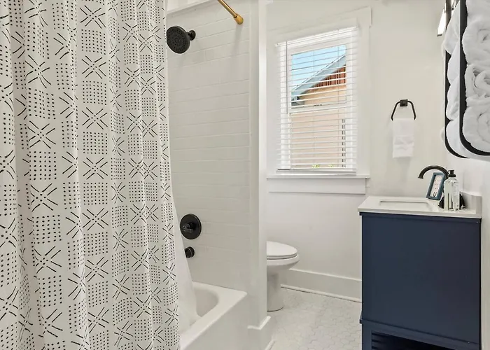 Renovated Historic Gem • Walk To Uofa • Sleeps 8 * Tucson