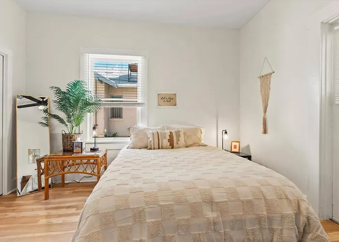 Renovated Historic Gem • Walk To Uofa • Sleeps 8 *