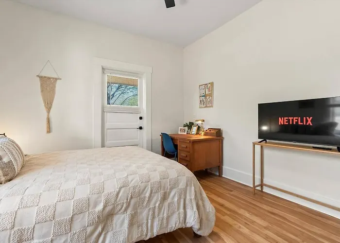 Renovated Historic Gem • Walk To Uofa • Sleeps 8