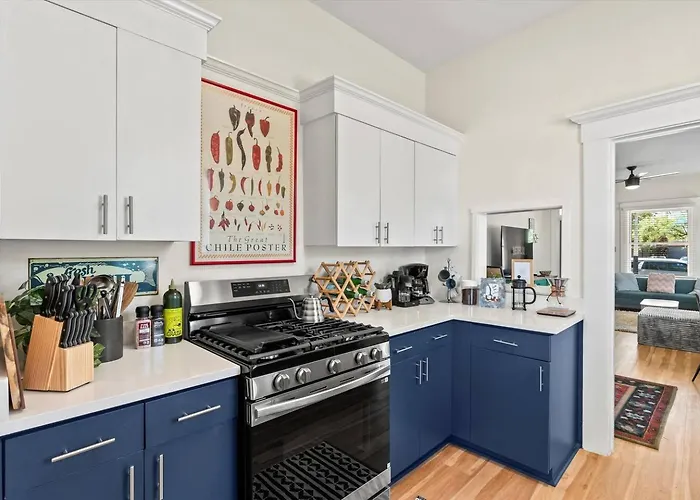 Renovated Historic Gem • Walk To Uofa • Sleeps 8 Holiday home *