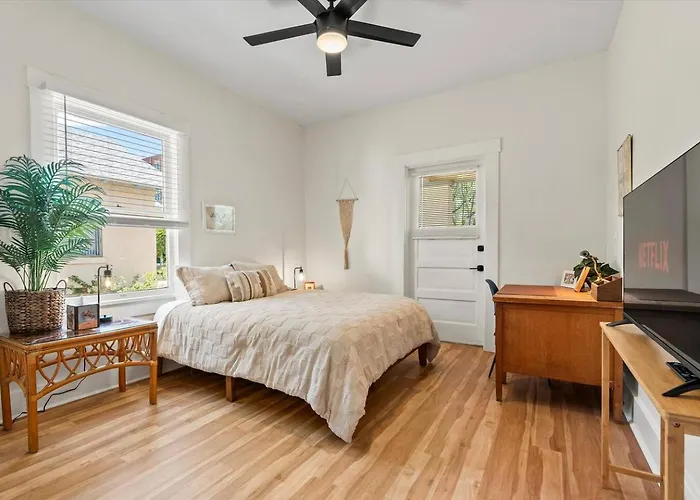 Renovated Historic Gem • Walk To Uofa • Sleeps 8 Tucson