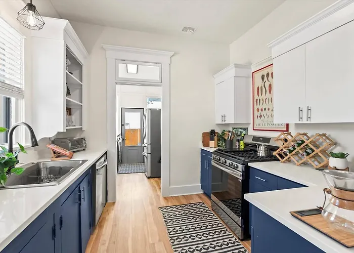 Holiday home Renovated Historic Gem • Walk To Uofa • Sleeps 8 Tucson