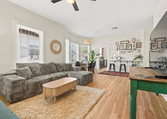 Renovated Historic Gem • Walk To Uofa • Sleeps 8 Holiday home *