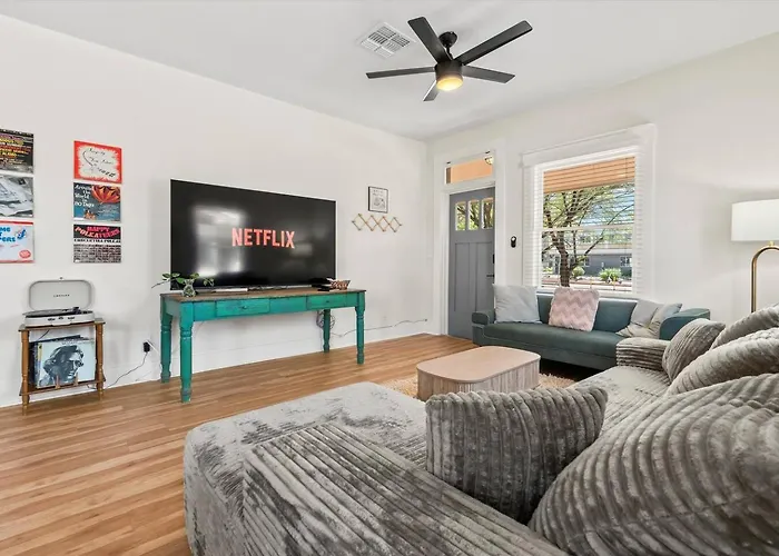 Renovated Historic Gem • Walk To Uofa • Sleeps 8 *