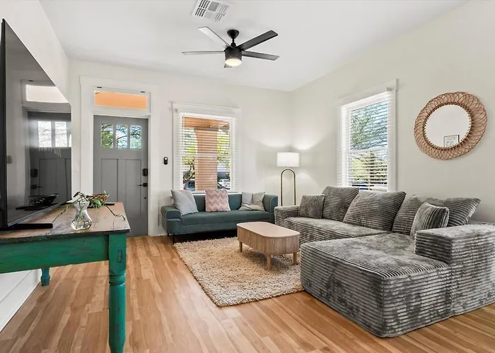 Renovated Historic Gem • Walk To Uofa • Sleeps 8 Holiday home *