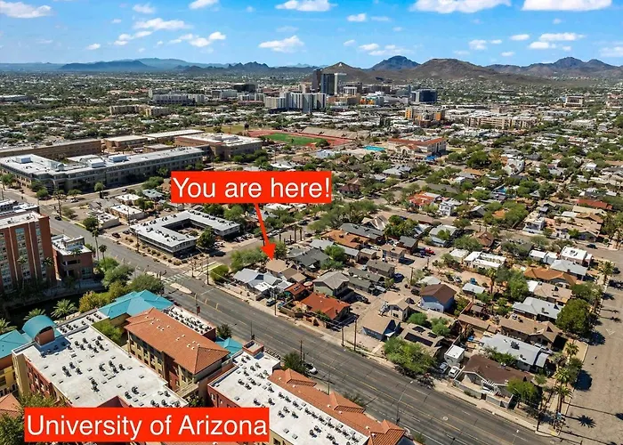 Holiday home Renovated Historic Gem • Walk To Uofa • Sleeps 8